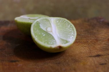 Taze limon dilimlerinin fotoğrafı, bu meyve genellikle et ve balık mevsiminde kullanılır ve ayrıca içeceğe dönüştürülebilir.