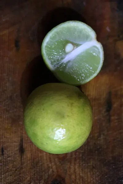Taze limon dilimlerinin fotoğrafı, bu meyve genellikle et ve balık mevsiminde kullanılır ve ayrıca içeceğe dönüştürülebilir.