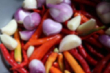 Arpacık soğanı, sarımsak ve biber içeren taze baharatların fotoğrafı