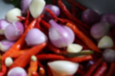 Arpacık soğanı, sarımsak ve biber içeren taze baharatların fotoğrafı