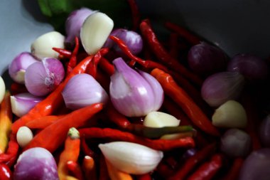 Arpacık soğanı, sarımsak ve biber içeren taze baharatların fotoğrafı