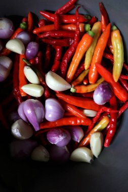 Arpacık soğanı, sarımsak ve biber içeren taze baharatların fotoğrafı