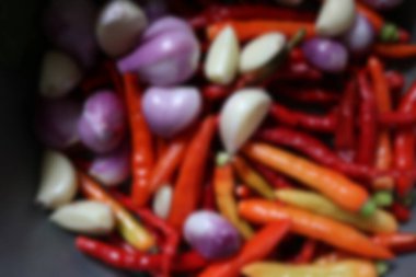 Arpacık soğanı, sarımsak ve biber içeren taze baharatların fotoğrafı