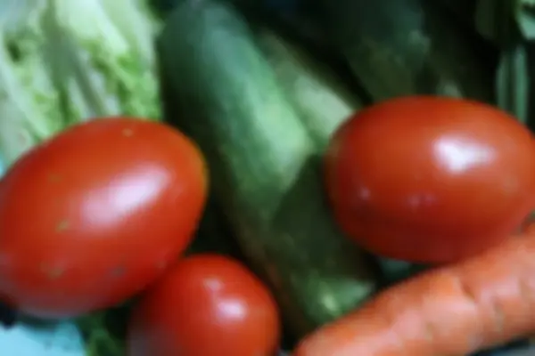 Taze sebze, domates, havuç, hardal yeşillikleri hazır.