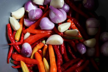 Arpacık soğanı, sarımsak ve biber içeren taze baharatların fotoğrafı