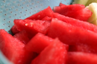 Kırmızı karpuz dilimlerinin fotoğrafı çok taze.