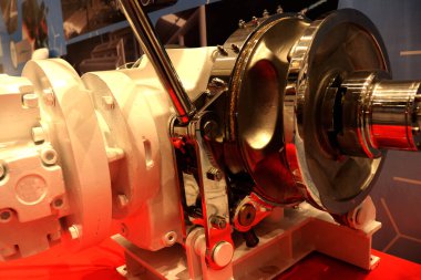 Bir fabrikadaki ağır ekipman makinesinin fotoğrafı.