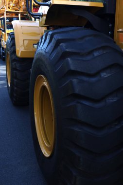 Ağır ekipman araçlarının lastiklerinin fotoğrafı, bu lastikler çok ağır, genellikle madencilik endüstrisinde kullanılır.