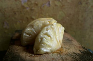 Mutfakta taze ananas dilimlerinin fotoğrafı.