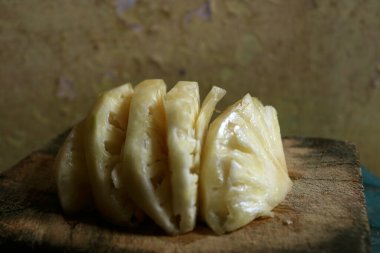 Mutfakta taze ananas dilimlerinin fotoğrafı.