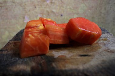 Taze ve tatlı papaya dilimlerinin fotoğrafı.