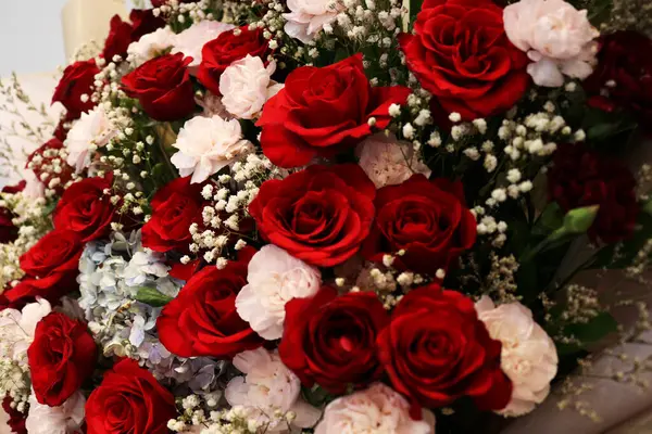 Kırmızı güllerin aranjmanı çok güzel.