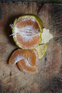 Sarımsı yeşil renkli taze Asya portakal meyvesi fotoğrafı.