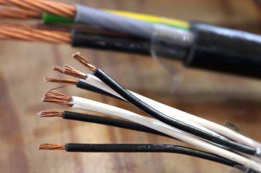 Elektrik akımı için bakır kabloyu kesme fotoğrafı