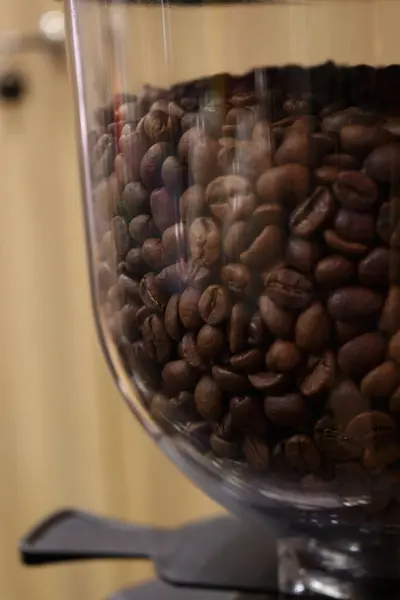 Kahve çekirdeğinin fotoğrafı kahve dükkanındaki bir barista tarafından kahveye dönüştürülmeye hazır.