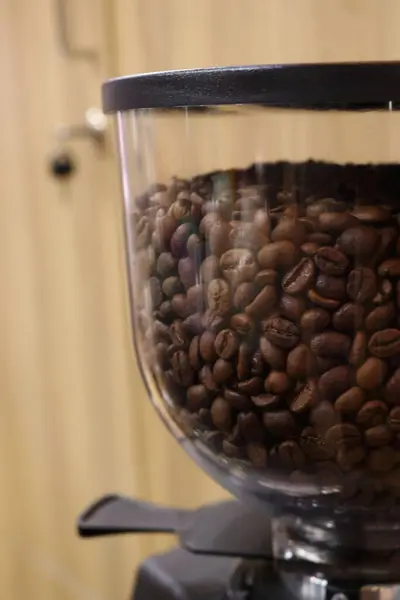 Kahve çekirdeğinin fotoğrafı kahve dükkanındaki bir barista tarafından kahveye dönüştürülmeye hazır.