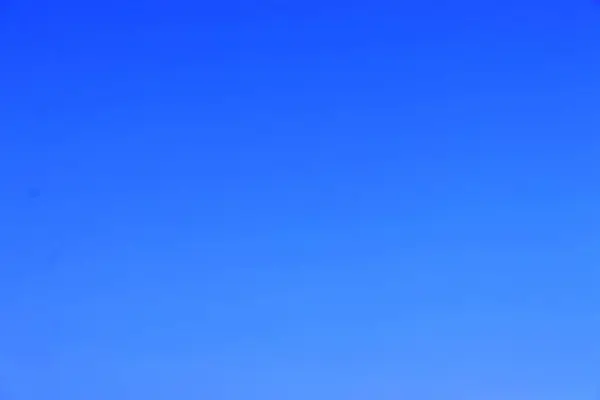 Yazın bulutsuz açık mavi bir gökyüzünün fotoğrafı.
