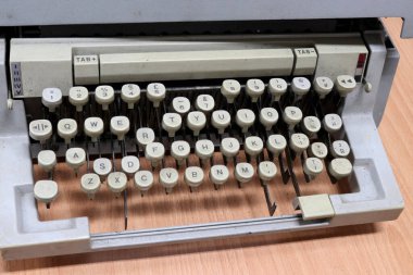 Ofis masasında eski ve antika bir daktilonun fotoğrafı.