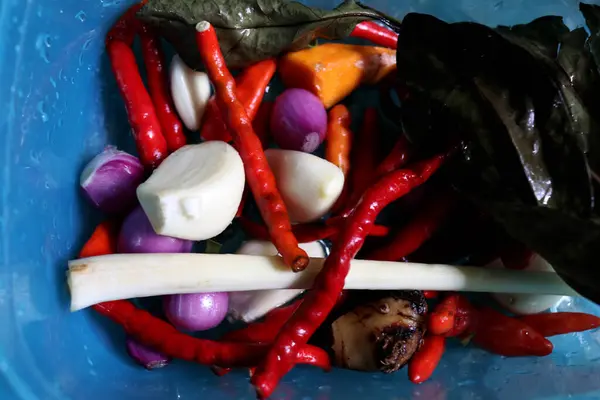 Acı biber, sarımsak, arpacık soğanı ve diğerleri gibi bir yemek pişirme baharatı koleksiyonunun fotoğrafı