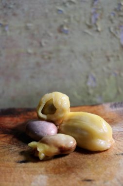 Limandaki çelik bir zincirin fotoğrafı.