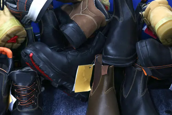 Ayakkabı dükkanındaki deri ayakkabı yığınının fotoğrafı.