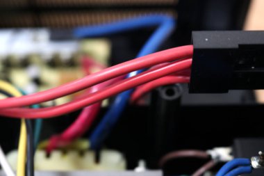 Elektronik ağda PCB 'ye bağlı bir dizi kablo