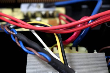 Elektronik ağda PCB 'ye bağlı bir dizi kablo