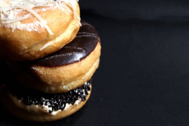 Çikolata, peynir ve çilek aromalı donut fotoğrafları. Çörek ortasında delik olan bir ekmektir.