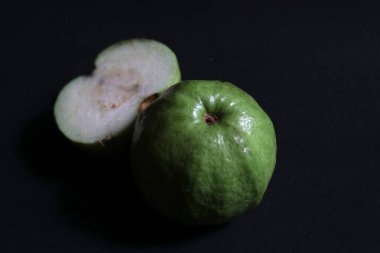 Guava meyvesi fotoğrafı, bu meyve bol miktarda C vitamini içerir ve bu meyve aynı zamanda taze içecek veya meyve suyu olarak da kullanılabilir.