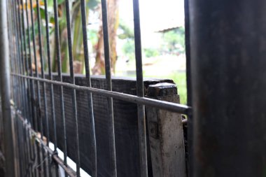 Demirden yapılmış bir ev çitinin fotoğrafı. Genellikle çitler evin önündedir ve evin etrafını sarar.