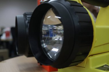 Acil bir durumda bir ışıklandırma aracının fotoğrafı, bu alete el feneri denir, ışığı bir bataryadan gelir