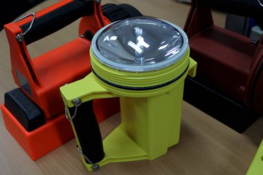 Acil bir durumda bir ışıklandırma aracının fotoğrafı, bu alete el feneri denir, ışığı bir bataryadan gelir