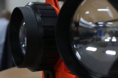 Acil bir durumda bir ışıklandırma aracının fotoğrafı, bu alete el feneri denir, ışığı bir bataryadan gelir
