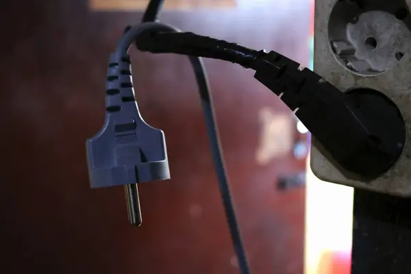 Köydeki bir evde çekilen elektrikli aletlerin fotoğrafı.