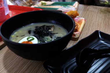 Ramen çorbası fotoğrafı, tipik bir Japon yemeğidir.