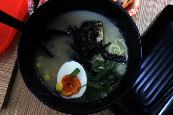 Ramen çorbası fotoğrafı, tipik bir Japon yemeğidir.
