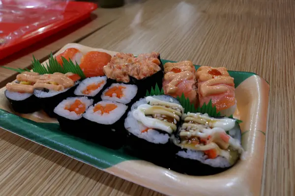 Çeşitli suşi çeşitlerinin fotoğrafları, suşi tipik bir Japon yemeğidir..