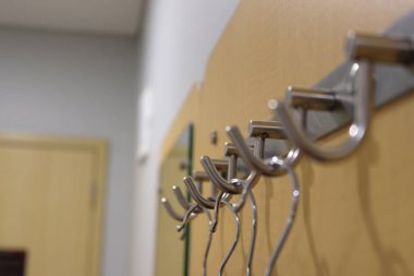 Gardıroptaki elbise askılarının bir sıra fotoğrafı.