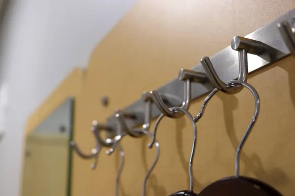 Gardıroptaki elbise askılarının bir sıra fotoğrafı.