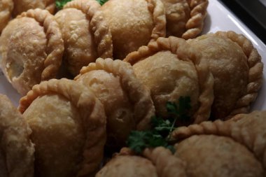 Bir restoranda Risole fotoğrafı, bu yemek et, sebze ve patates içerir, kahvaltı için uygundur..