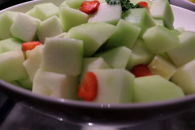 Restoran tabağındaki çeşitli taze ve tatlı meyvelerin fotoğrafı..