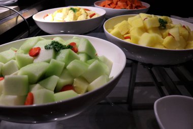 Restoran tabağındaki çeşitli taze ve tatlı meyvelerin fotoğrafı..