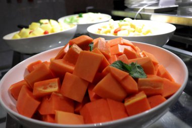Bir meyve dükkanında kesilmiş taze papaya meyvesinin fotoğrafı..