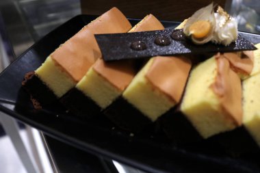 Restoranda bir tabakta dilimlenmiş sünger keki fotoğrafı.