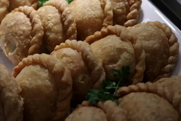 Bir restoranda Risole fotoğrafı, bu yemek et, sebze ve patates içerir, kahvaltı için uygundur..