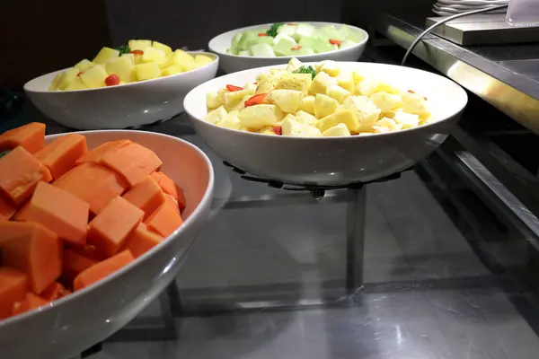 Bir meyve dükkanında kesilmiş taze papaya meyvesinin fotoğrafı..