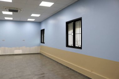 Yeni boyanmış boş mavi bir odanın fotoğrafı..