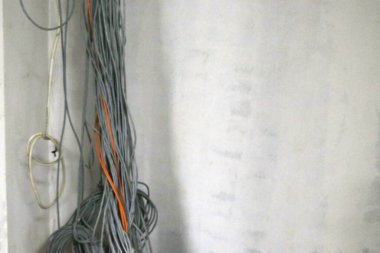 Sunucu içinde dağınık görünen internet kablolarının fotoğrafı