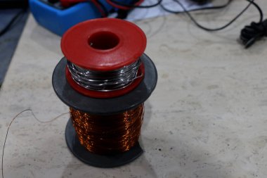 Elektronikle ilgili bobinler yapmak için bakır tel rulosu.