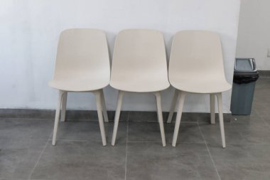 Bekleme odasındaki kahverengi sandalyelerin fotoğrafı.